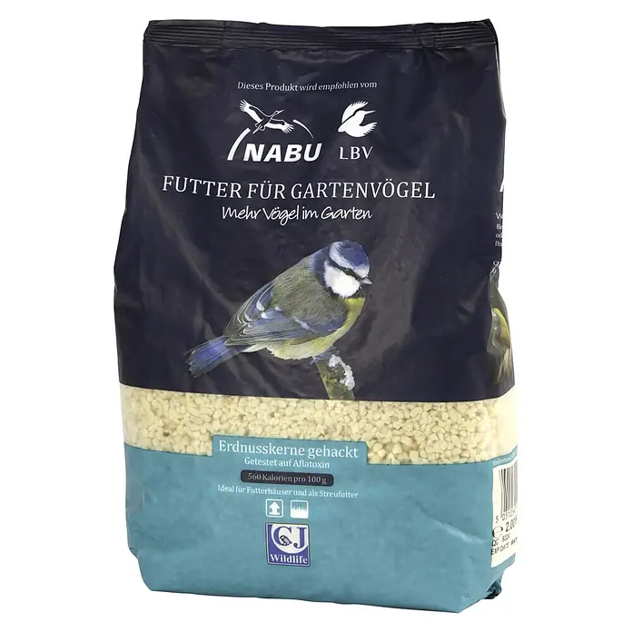 CJ Wildlife Wildvogelfutter - 2 kg - Abbildung einer Tüte Erdnusskerne gehackt der Marke NABU LBV Futter für Gartenvögel mit dem Aufdruck „Mehr Vögel im Garten“.