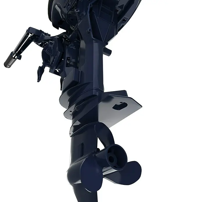 Tohatsu Außenbordmotor MFS 9.8 BS - 7,2 kW, Pinnensteuerung, Kurzschaft, Seilzug - Detailaufnahme eines dunkelblauen Bootsmotors, der die mechanische Präzision und das robuste Design für den Einsatz auf dem Wasser hervorhebt.