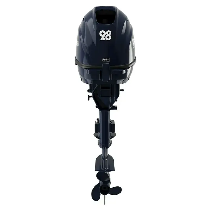 Tohatsu Außenbordmotor MFS 9.8 BS - 7,2 kW, Pinnensteuerung, Kurzschaft, Seilzug - Nahaufnahme eines dunkelblauen 9.8 PS Außenbordmotors für Boote, der für Leistung und Zuverlässigkeit steht.