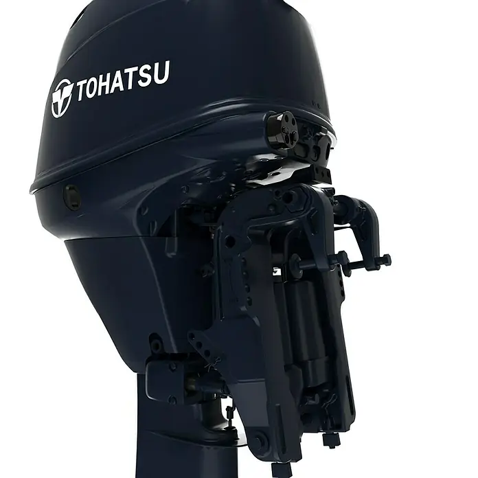 Tohatsu Außenbordmotor MFS 30 DETL - 22,06 kW, Fernsteuerung, Langschaft, Elektrostart - Nahaufnahme eines Tohatsu Außenbordmotors in Marineblau, der die Marke und Details der Halterung hervorhebt.