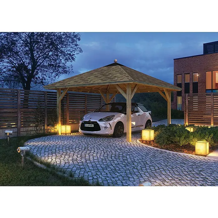 Karibu Gartenpavillon Kirn - Außenmaß inkl. Dachüberstand (B x T): 431 x 431 cm, Holz, Natur - Ein stilvolles Carport aus Holz mit einem weißen Auto darunter, beleuchtet von dekorativen Lampen.