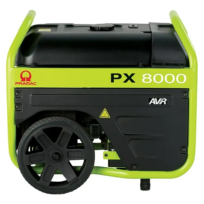 Pramac Stromerzeuger PX8000 - Nennleistung: 4 kW, Verbrauch: 2,75 l/h, Tankvolumen: 27 l - Das Bild zeigt einen Pramac PX 8000 Stromerzeuger in Schwarz und Grün, der für den mobilen Einsatz mit Rädern ausgestattet ist. Er bietet zuverlässige Stromversorgung.
