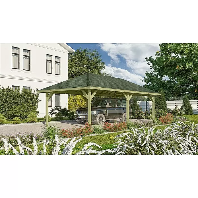 Karibu Gartenpavillon Kirn - Außenmaß inkl. Dachüberstand (B x T): 431 x 778 cm, Holz, Natur - Helles Holzcarport mit dunkelgrünem Schindeldach, schützt einen SUV neben einem weißen Haus im Garten.