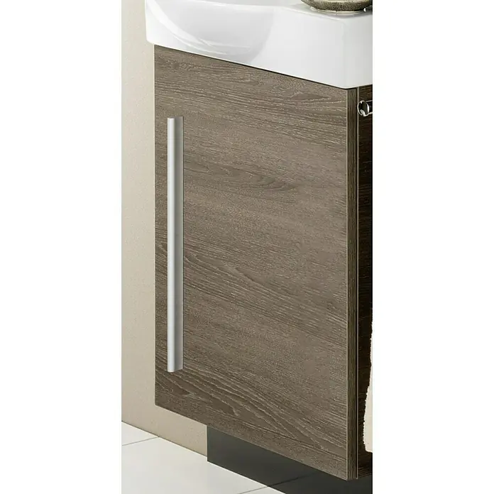 Camargue Stella K welcome Waschtischunterschrank - 44 x 24,3 x 60 cm, Eiche Maron - Detailaufnahme eines Badezimmerschranks mit Holzstruktur und einem schlanken, silberfarbenen Griff.