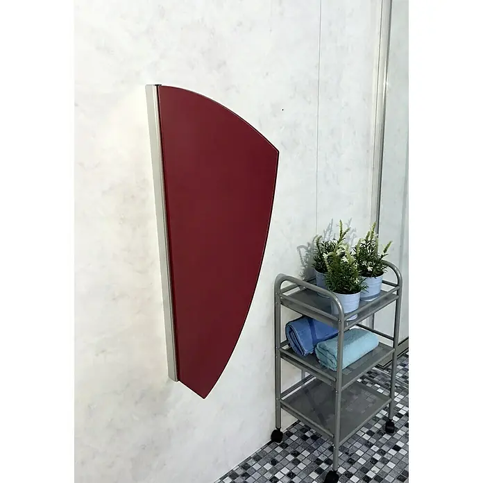 GEO Urinal-Trennwand Segel - 50 x 90 cm, Glas, Rot - Diese Aufnahme zeigt einen schicken, wandmontierten Heizkörper in einem tiefen Rotton mit eleganten silberfarbenen Akzenten.
