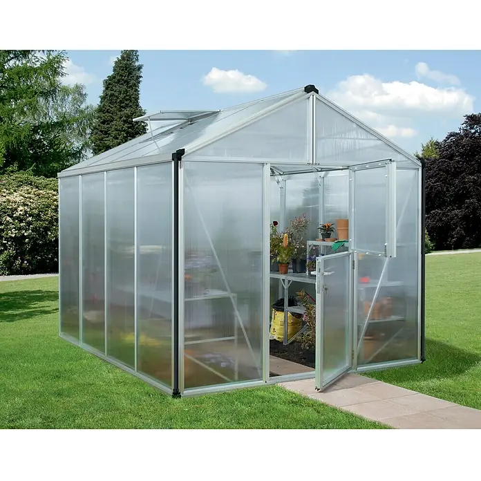 Vitavia Gewächshaus Zeus 8100 Plus - Außenmaß inkl. Dachüberstand (B x T): 256 x 314 cm, 16 mm, Aluminium - Das Bild zeigt ein Gewächshaus im Garten mit geöffneter Tür, das Einblick in das Innere mit Regalen und Pflanzen ermöglicht.