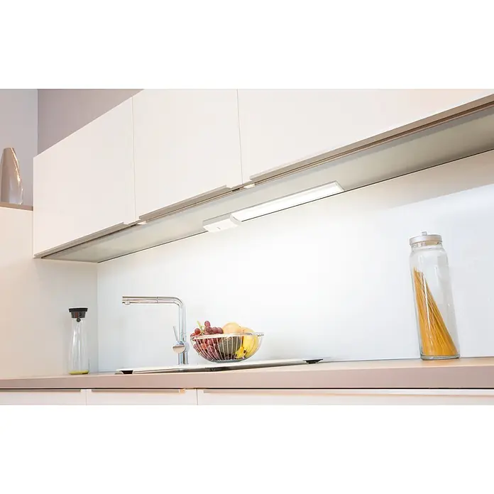 Müller-Licht LED-Unterbauleuchte Naxos - L x B x H: 599 x 55 x 27 mm, Lichtfarbe: Neutralweiß, 10 W - Küchenszene mit Fokus auf die Müller-Licht Unterbauleuchte, die unter den Hängeschränken montiert ist und die Arbeitsfläche beleuchtet.
