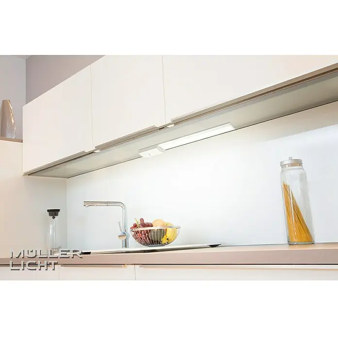 Müller-Licht LED-Unterbauleuchte Naxos - L x B x H: 599 x 55 x 27 mm, Lichtfarbe: Neutralweiß, 10 W - Küchenszene mit Fokus auf die Müller-Licht Unterbauleuchte, die unter den Hängeschränken montiert ist und die Arbeitsfläche beleuchtet.