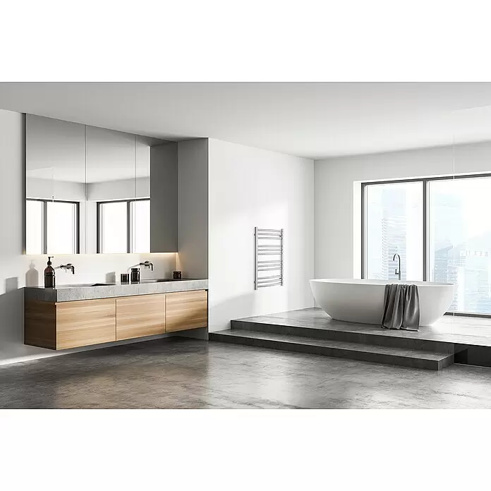 TVS Design Badheizkörper Nemo 12-600 - B x H: 610 x 785 mm, Wärmeleistung bei Vorlauftemperatur von 75 °C (D: 50): 122 W, Chrom - Modernes Badezimmer mit Doppelwaschtisch, Betonplatte, Holzunterschrank und weißer freistehender Badewanne auf Podest.