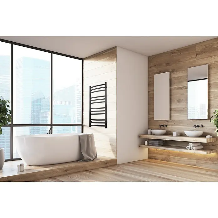 TVS Design Badheizkörper Nemo 12-600 - B x H: 610 x 785 mm, Wärmeleistung bei Vorlauftemperatur von 75 °C (D: 50): 184 W, Schwarz - Elegantes Badezimmer mit stilvollem Handtuchwärmer, freistehender Badewanne und Doppelwaschbecken auf Holzablagen.
