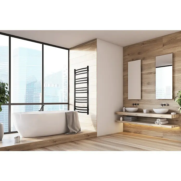 TVS Design Badheizkörper Nemo 15-600 - B x H: 610 x 990 mm, Wärmeleistung bei Vorlauftemperatur von 75 °C (D: 50): 231 W, Schwarz - Ein modernes Badezimmer mit einer freistehenden Badewanne, einem beheizten Handtuchhalter und Doppelwaschbecken mit Holzverkleidung.
