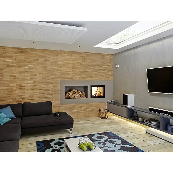 Wodewa Holzriemchen 200 Eiche Natur - L x B: 200 x 50 mm, 2 mm - 6 mm, Max. Anwendungsfläche: 1 m², Strukturiert UV-geölt - Wohnzimmer mit Kamin, grauer Couch, TV und Teppich. Die Holzwand und das moderne Design schaffen eine gemütliche Atmosphäre.