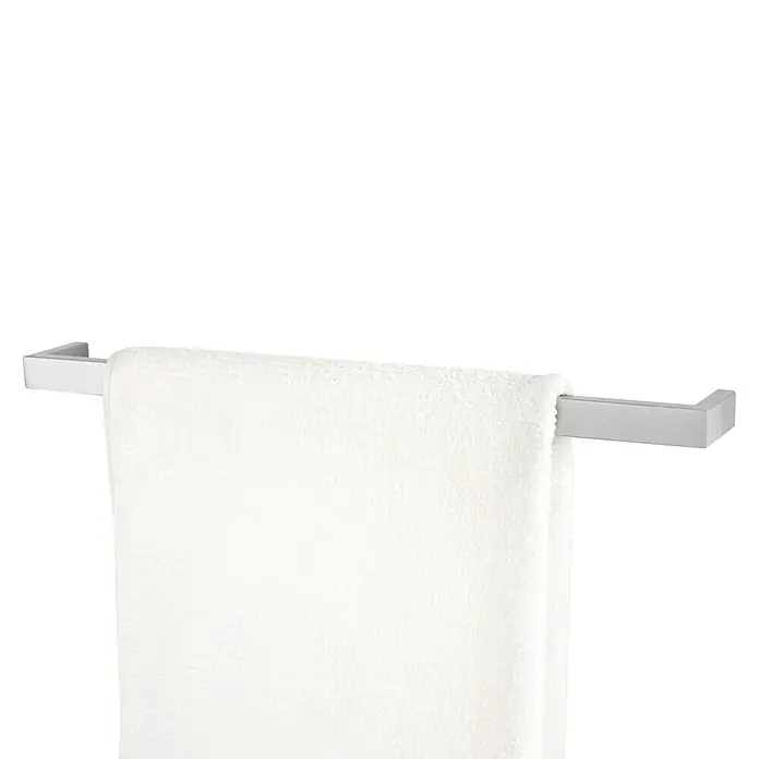 Zack Linea Badetuchhalter - Breite: 61,5 cm, Edelstahl, Matt - Ein Handtuch hängt an einem modernen, silberfarbenen Handtuchhalter. Der Halter ist minimalistisch und funktional gestaltet.
