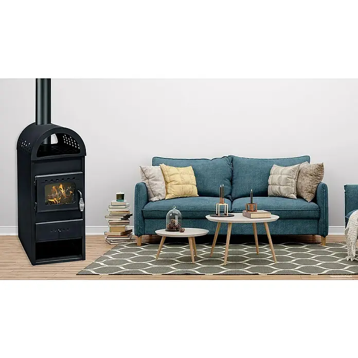 Estufa de leña Nera Plus - 6,5 kW, Volumen de calefacción: 105 m³, Antracita - Un salón elegante con una estufa de leña negra, que aporta calidez y elegancia a la habitación, complementado con un cómodo sofá y elementos decorativos.