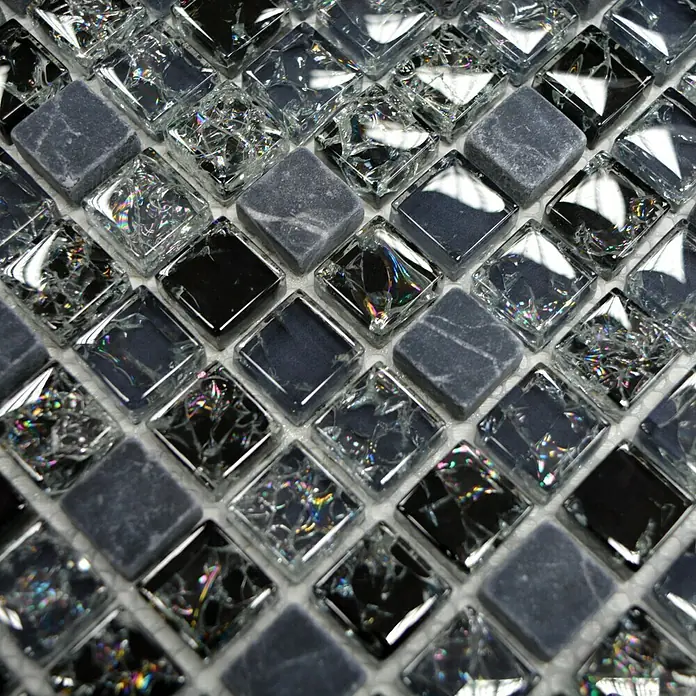 Mosaikfliese Quadrat Crystal Mix XIC 1028 - 30,5 x 30,5 cm, Schwarz, Glänzend - Nahaufnahme von quadratischen Mosaikfliesen in Schwarz, Grau und Transparent mit glänzenden Oberflächen. Ideal für stilvolle Wand- und Bodengestaltungen.