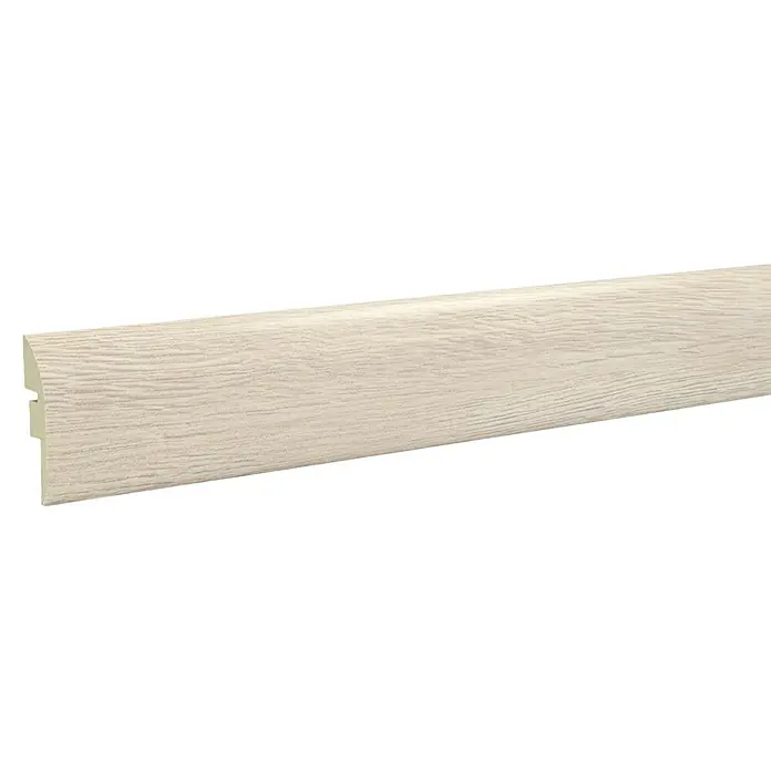 LOGOCLIC Perfil de transición Alcazar - 2,44 m x 42 mm x 12 mm, Pegado - Primer plano de un rodapié con diseño de madera clara, ideal para acabados interiores y proyectos de renovación, ofreciendo una transición limpia a la pared.