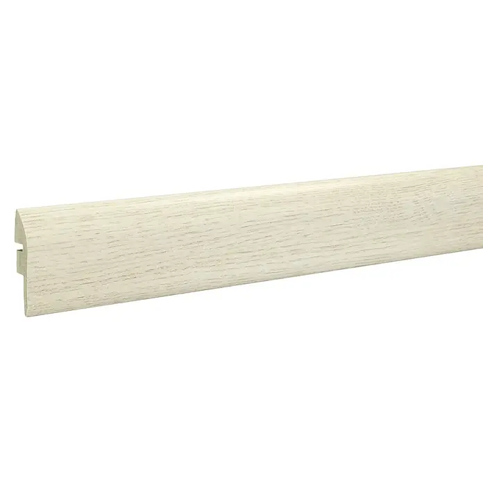 LOGOCLIC Junta de transición Habana - 2,44 m x 42 mm x 12 mm, Pegado - Un primer plano de un zócalo de madera blanco con un borde redondeado y una ranura para una fácil instalación.
