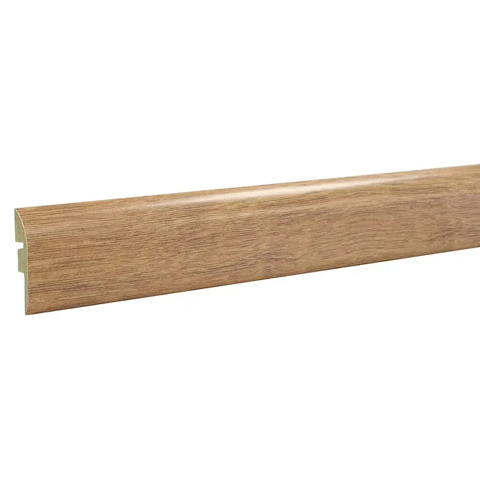 LOGOCLIC Junta de transición Halley - 2,44 m x 42 mm x 12 mm, Pegado - Un primer plano de un zócalo marrón claro con vetas de madera, ideal para acentos de pisos. El zócalo es robusto y estéticamente atractivo.