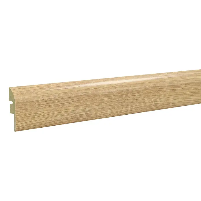 LOGOCLIC Junta de transición Carpatos - 2,44 m x 42 mm x 16 mm, Pegado - Una sola pieza de zócalo de madera clara sobre un fondo negro. La tabla tiene un perfil redondeado.