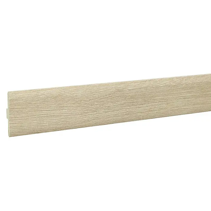 LOGOCLIC Perfil de juntas de dilatación Atelier - 2,44 m x 42 mm x 10 mm, Pegado - Un perfil de zócalo de aspecto de madera clara sobre un fondo negro que destaca el grano y la textura del material.