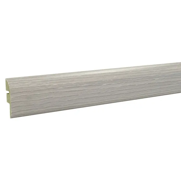 LOGOCLIC Perfil de transición New York - 2,44 m x 42 mm x 12 mm, Pegado - Vista detallada de un zócalo gris con vetas de madera, ideal para un acabado elegante de los bordes del suelo.