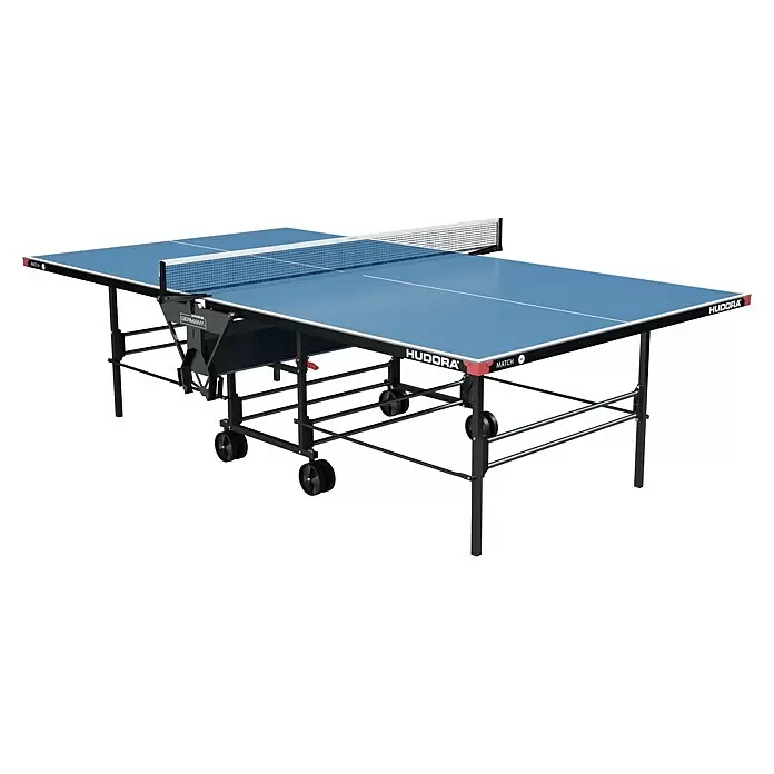 Hudora Tischtennisplatte Match - Blau - Blauer, klappbarer Tischtennistisch mit schwarzem Gestell, weißen Linien, Netz und Rollen.