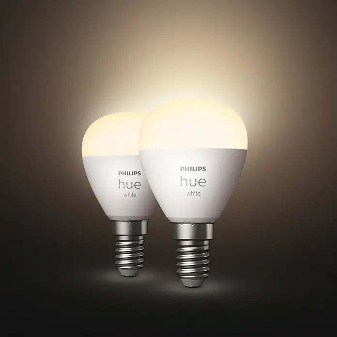 Philips Hue Smart-LED-Lampen Set Tropfenform E14 matt - E14, Dimmbar, Warmweiß, 470 lm, 5,7 W, Tropfen, 2 Stk. - Das Bild zeigt zwei leuchtende Philips Hue White Glühbirnen, die intelligente Beleuchtung für Ihr Zuhause bieten.