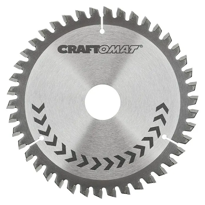 Craftomat Kreissägeblatt Multi - 165 mm, Bohrung: 30 mm, Anzahl Zähne: 42 Stk. - Nahaufnahme eines Craftomat-Sägeblatts mit scharfen Zähnen und Chevron-Muster, ideal für präzise Schnitte.