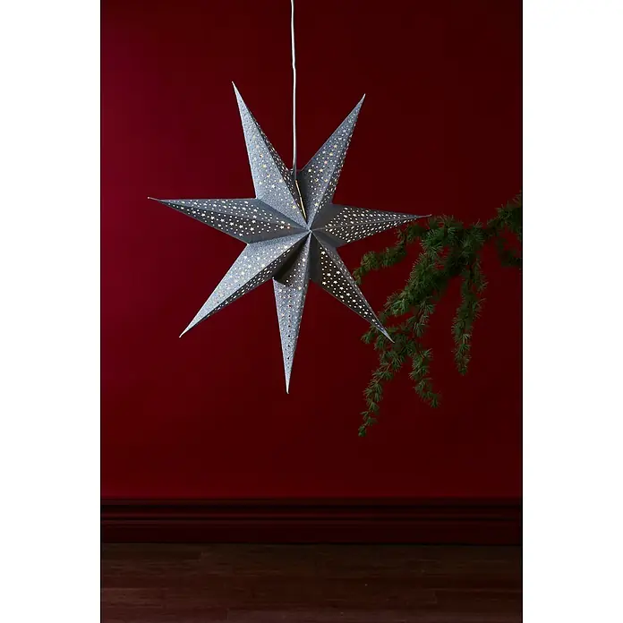 Eglo Estrella LED Blinka - 60 cm, Plateado - Estrella de papel brillante con un patrón de agujeros colgando frente a una pared roja. Un acento festivo para la Navidad.