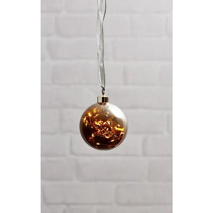 Eglo Lámpara colgante LED redonda Glow - 0,18 W, Diámetro: 10 cm, Blanco cálido, Negro - Primer plano de una bola de Navidad iluminada con una cinta plateada colgada delante de una pared de ladrillo blanco.