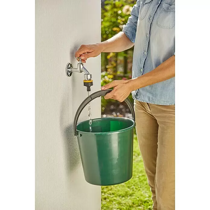 Neptun Hahnverbinder - 33,3 mm (1″), 26,5 mm (¾″), 21 mm (½″) - Eine Person füllt einen grünen Eimer mit Wasser aus einem Außenwasserhahn mit Schlauchanschluss.