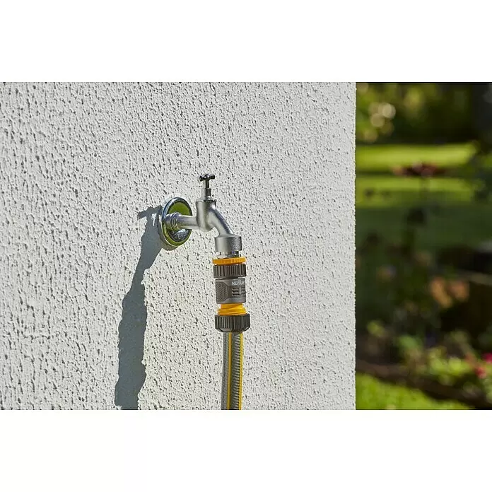 Neptun Hahnverbinder - 33,3 mm (1″), 26,5 mm (¾″), 21 mm (½″) - Grauer Gartenschlauch mit gelben Akzenten, über einen gelb-grauen Schnellverbinder an einem silbernen Wasserhahn angeschlossen.