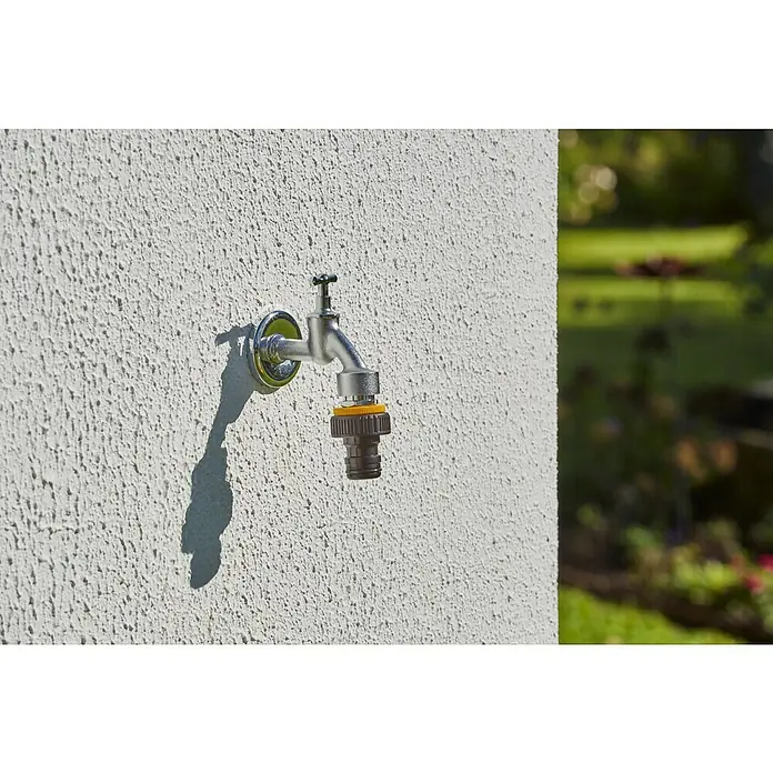 Neptun Hahnverbinder - 33,3 mm (1″), 26,5 mm (¾″), 21 mm (½″) - Nahaufnahme eines Wasserhahns mit Schlauchverbinder an einer weißen Wand. Ideal für Gartenbewässerung.