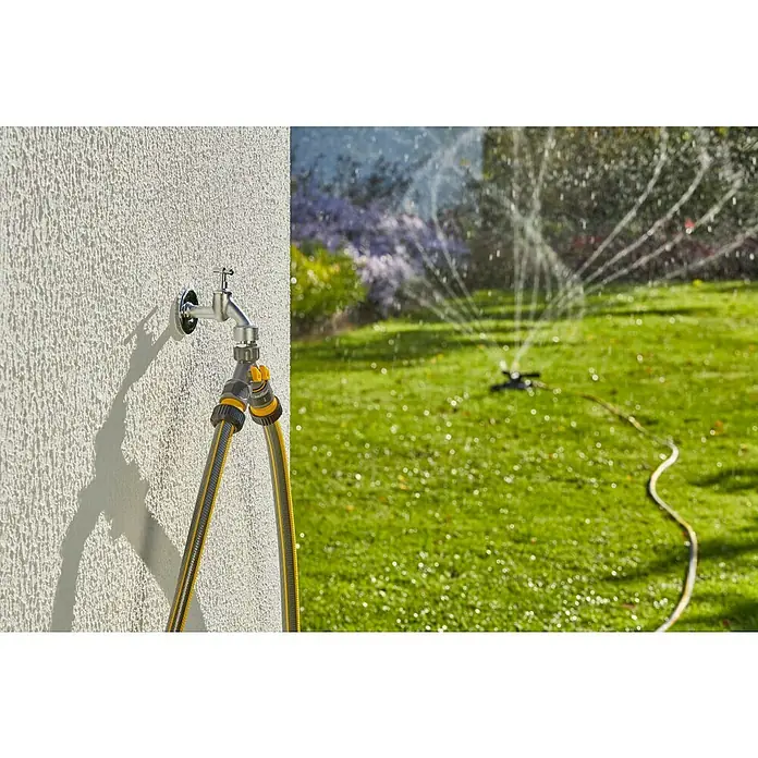 Neptun 2-Wege-Ventil - Gewindegröße Wasserhahn: 33,3 mm (1″), 26,5 mm (¾″), 21 mm (½″) - Der Wasserhahn mit gelb-grauen Gartenschläuchen und Rasensprenger im Einsatz. Bewässerung mit robusten, flexiblen und langlebigen Gartenschläuchen.