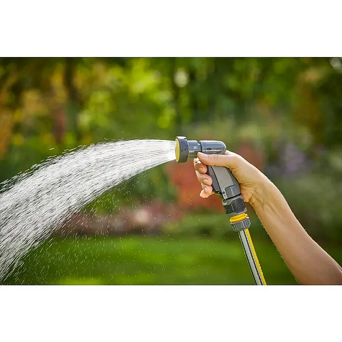 Neptun Bewässerungsbrause Kompakt - Anzahl Sprühformen: 4 Stk., Kunststoff - Gartenspritzpistole in Aktion: Eine Hand hält eine Spritzpistole, aus der ein Wasserstrahl austritt, ideal für die Gartenbewässerung.
