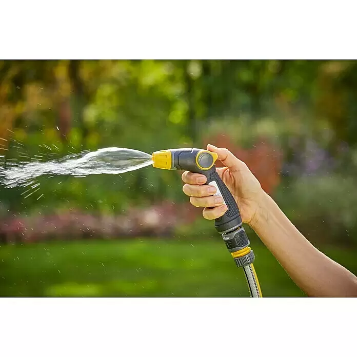 Neptun Brause - Kunststoff - Eine Hand hält eine gelb-schwarze Gartenspritze, die Wasser versprüht.