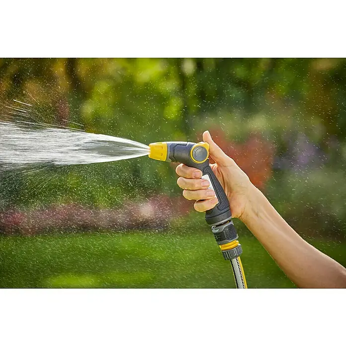 Neptun Brause - Kunststoff - Eine Hand hält eine Gartenspritze, aus der ein starker Wasserstrahl kommt, ideal für die Gartenbewässerung und Reinigung.