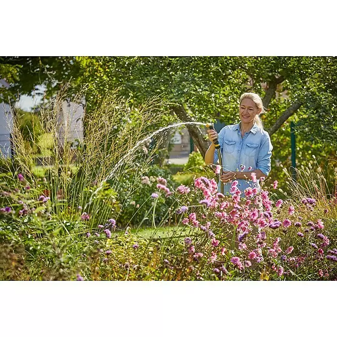 Neptun Brause - Kunststoff - Frau bewässert Garten mit einem gelb-schwarzen Gartenschlauch und Sprühdüse.