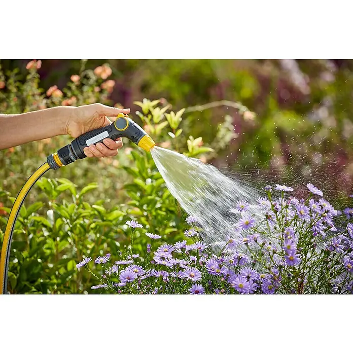 Neptun Brause - Kunststoff - Bewässerung der lila Blumen mit einem Gartenschlauch mit gelbem Sprühkopf, der für eine sanfte Bewässerung sorgt.