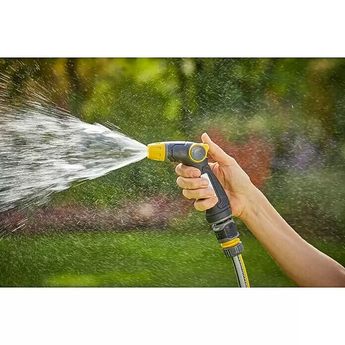 Neptun Brause - Kunststoff - Hand hält eine schwarz-gelbe Gartenschlauchdüse, die Wasser sprüht.