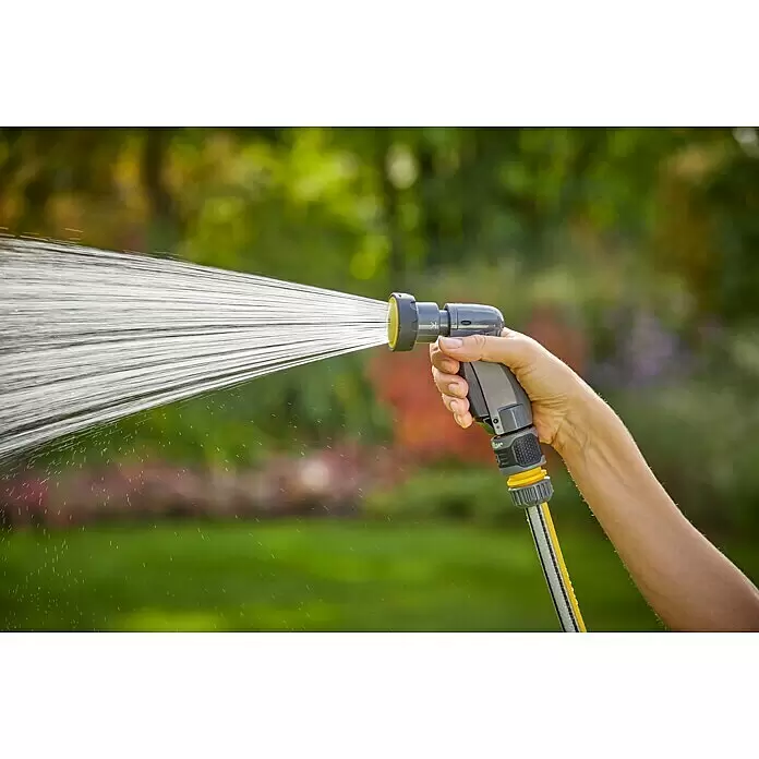 Neptun Bewässerungsbrause Kompakt - Anzahl Sprühformen: 4 Stk., Kunststoff - Eine Hand hält eine graue und gelbe Gartenschlauchdüse, die einen starken Wasserstrahl sprüht.