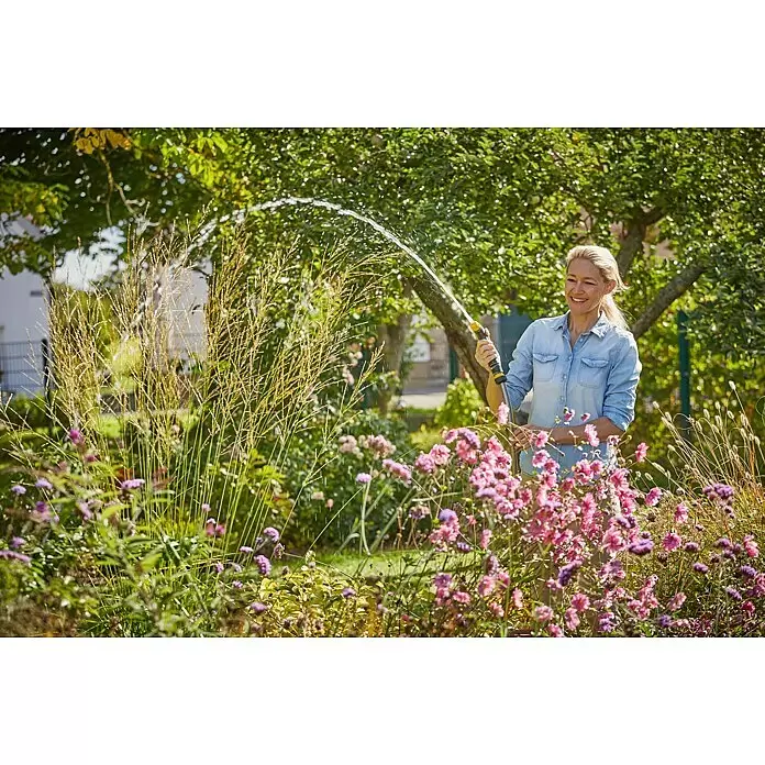 Neptun Brause - Kunststoff - Eine Frau bewässert Pflanzen im Garten mit einer schwarz-gelben Gartenspritze.