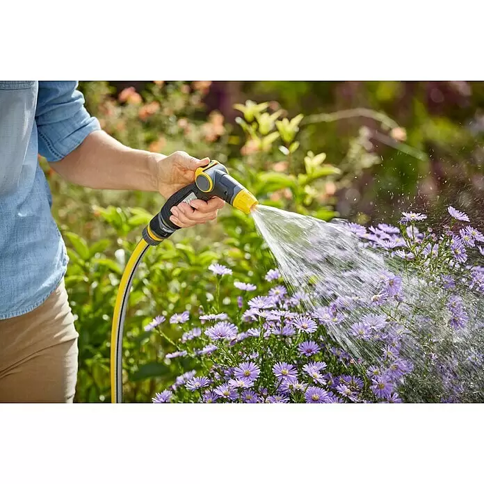 Neptun Brause - Kunststoff - Person bewässert lila Blumen mit einer gelb-grauen Gartenschlauchdüse und gelbem Schlauch.