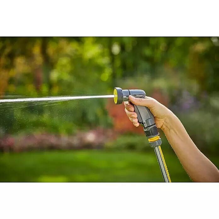 Neptun Bewässerungsbrause Kompakt - Anzahl Sprühformen: 4 Stk., Kunststoff - Eine Hand hält eine grau-gelbe Gartenspritze, die Wasser versprüht.
