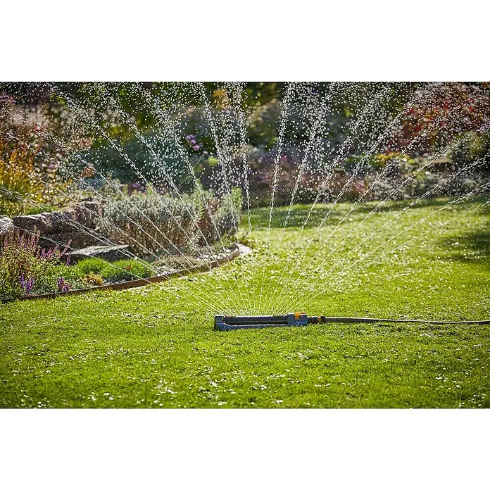 Neptun Viereckregner - Max. Regnerfläche: 460 m² - Rasensprenger in Aktion: Der rechteckige Regner bewässert mit feinen Wasserstrahlen den grünen Rasen im Garten.
