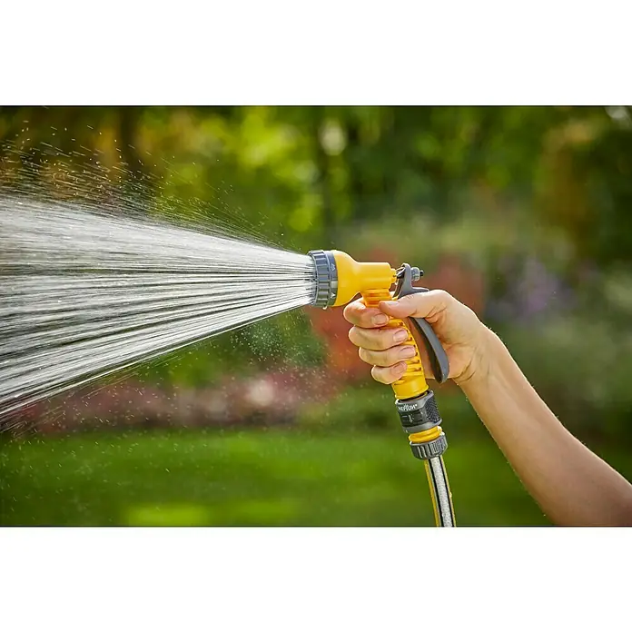 Neptun Brausen-Set - 4 -tlg. - Eine gelbe Gartenspritze wird verwendet, um den Garten mit einem starken Wasserstrahl zu bewässern, um Pflanzen zu erfrischen.