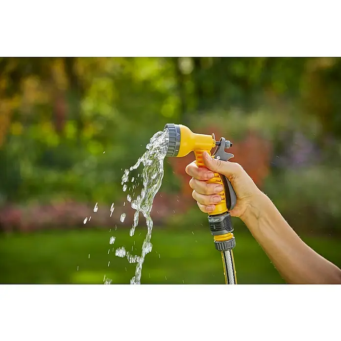 Neptun Brausen-Set - 4 -tlg. - Nahaufnahme einer Hand, die einen gelben Gartenschlauch mit Sprühkopf hält, aus dem Wasser spritzt, vor einem verschwommenen, grünen Hintergrund.