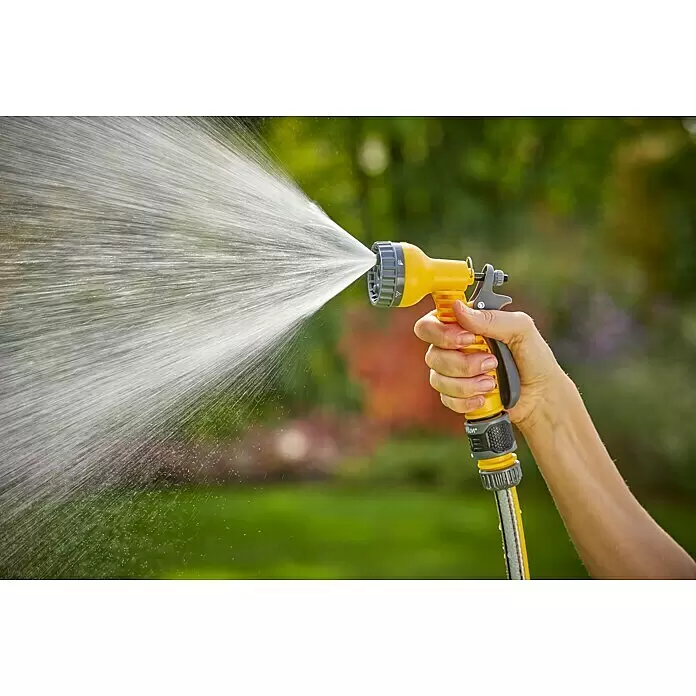 Neptun Brausen-Set - 4 -tlg. - Hand hält eine gelb-graue Gartenschlauch-Spritzpistole, die Wasser versprüht.