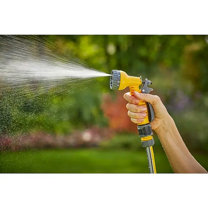 Neptun Brausen-Set - 4 -tlg. - Eine Hand hält eine gelbe Gartenspritze, aus der ein Wasserstrahl schießt, ideal zum Bewässern von Pflanzen und zur Gartenarbeit.