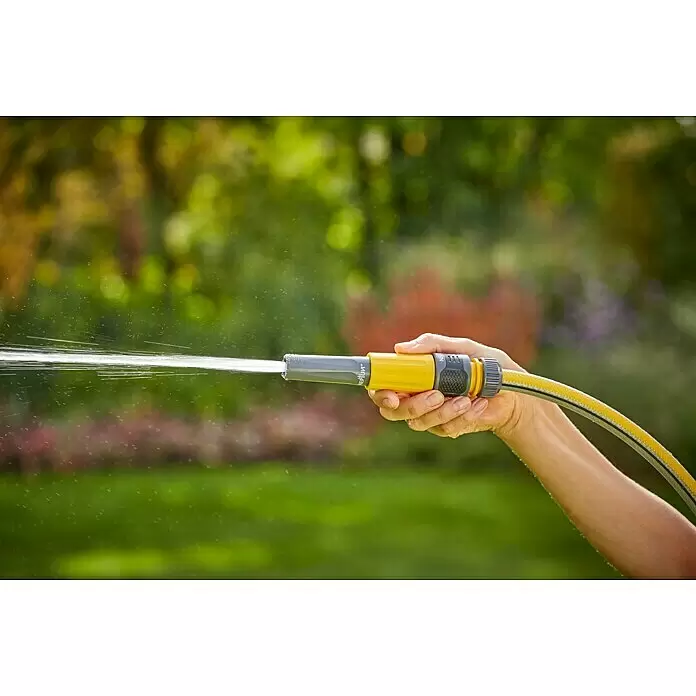 Neptun Düsen-Set - 4 -tlg. - Hand hält gelbe und graue Gartenschlauchdüse, die Wasser versprüht.